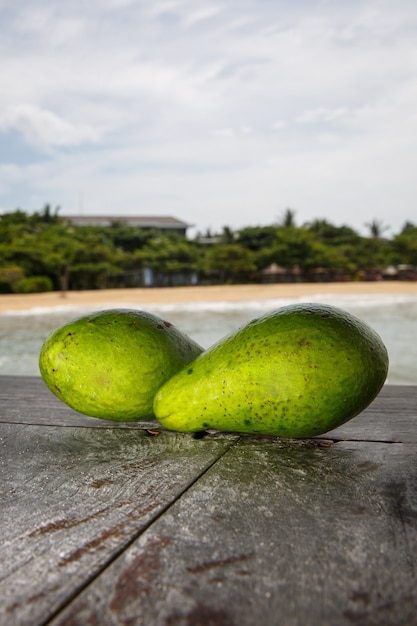 Avocado su una spiaggia esotica