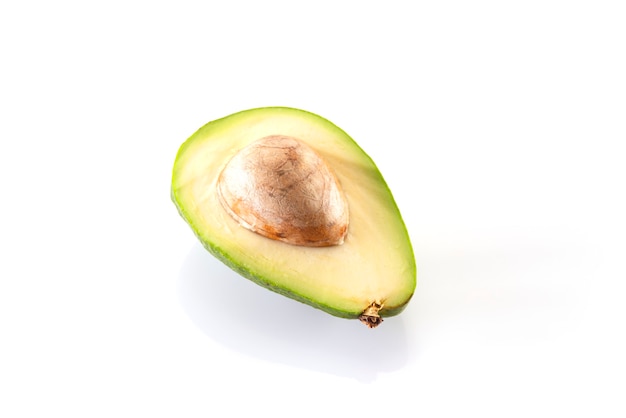 Avocado su uno sfondo bianco.