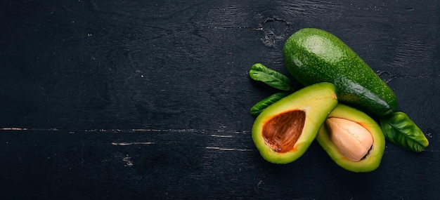 Avocado su uno sfondo di legno Vista dall'alto Spazio libero per il testo