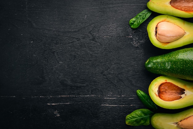 Avocado su uno sfondo di legno Vista dall'alto Spazio libero per il testo