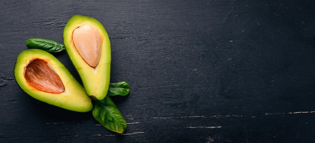 Avocado su uno sfondo di legno. Vista dall'alto. Spazio libero per il tuo testo.