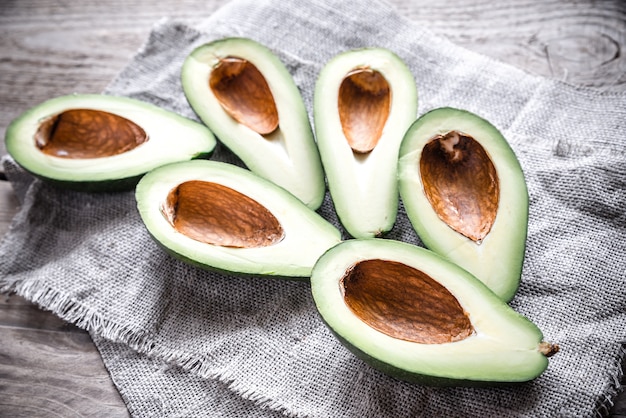 Avocado sul tavolo di legno