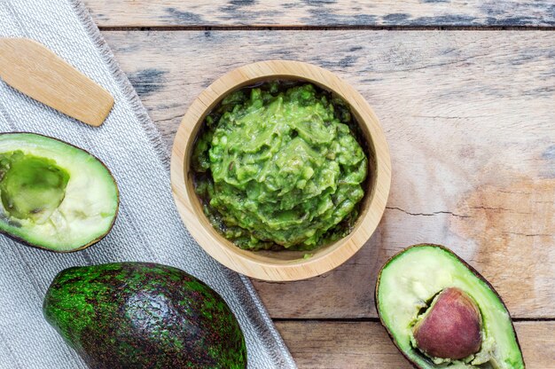 Avocado sul vecchio pavimento di legno.