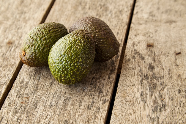 Avocado sul vecchio tavolo di legno