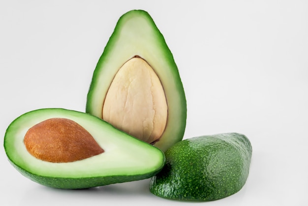 Avocado sulla fine di bianco in su