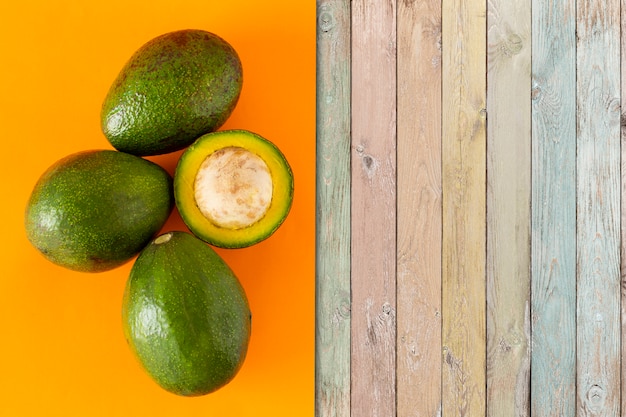 avocado sulla superficie in legno