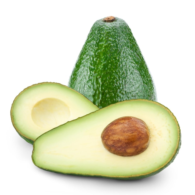 Avocado tagliato a metà isolato su bianco