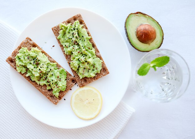 Avocado toast e acqua pulita.