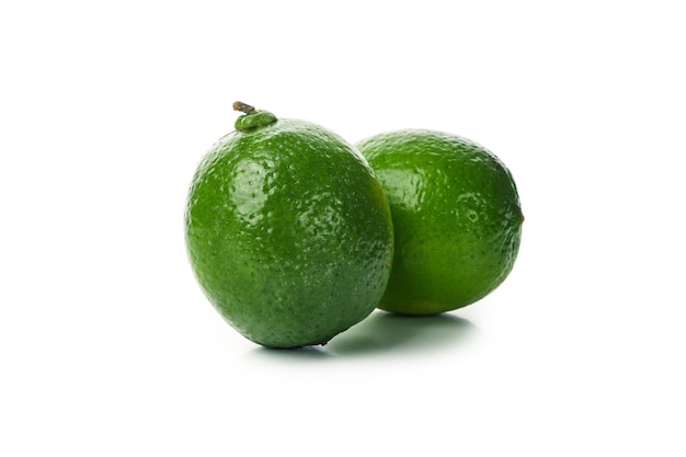 Avocado verde fresco isolato su bianco