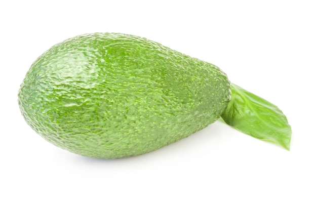 Avocado verde isolato su sfondo bianco