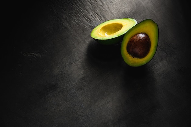 avocado verde su sfondo nero