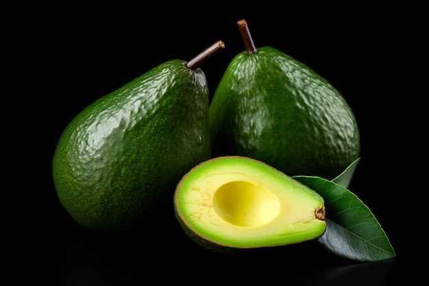 Avocado verde tagliato a metà e foglie isolate