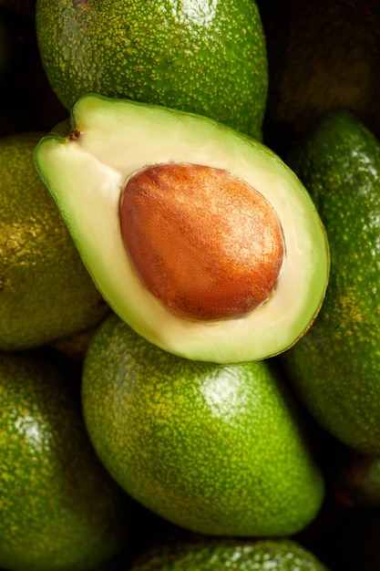 Avocado verdi freschi, uno di questi è aperto