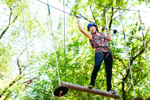 Avventura arrampicata parco ad alta fune