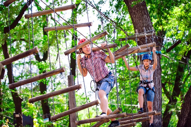 Avventura arrampicata parco ad alta fune