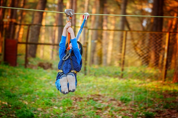 Avventura arrampicata parco ad alta fune