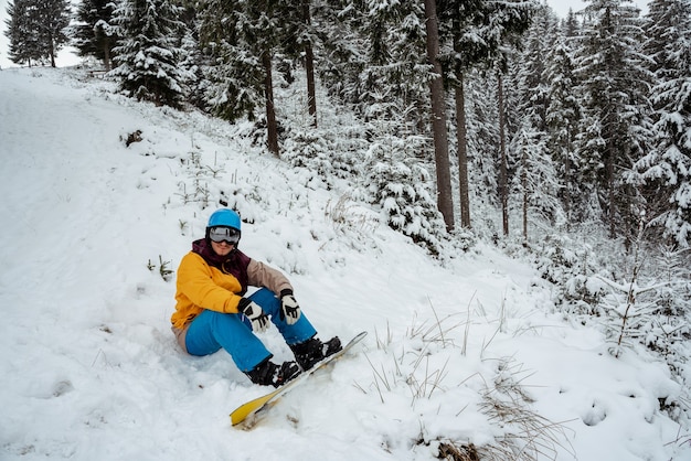 Avventura negli sport invernali. Uomo dello snowboarder che fa un'escursione alla montagna. Alla ricerca di powder per il freeride.