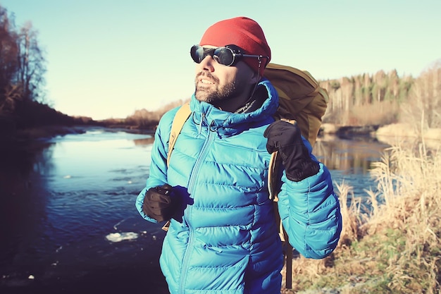 avventura trekking invernale / uomo sullo sfondo di un bellissimo paesaggio invernale, escursione in inverno in Europa. Concetto di libertà della natura