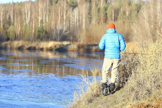 avventura trekking invernale / uomo sullo sfondo di un bellissimo paesaggio invernale, escursione in inverno in Europa. Concetto di libertà della natura