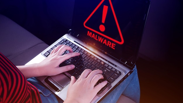 Avvertenza di attacco informatico alla rete informatica Virus Spyware Malware o software dannoso Sicurezza informatica e crimine informatico Internet compromesso