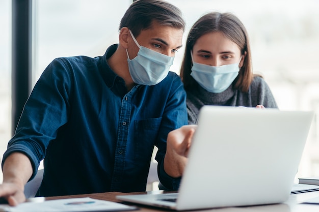 Avvicinamento. colleghi di lavoro che discutono di informazioni in linea. giorni lavorativi in ufficio.