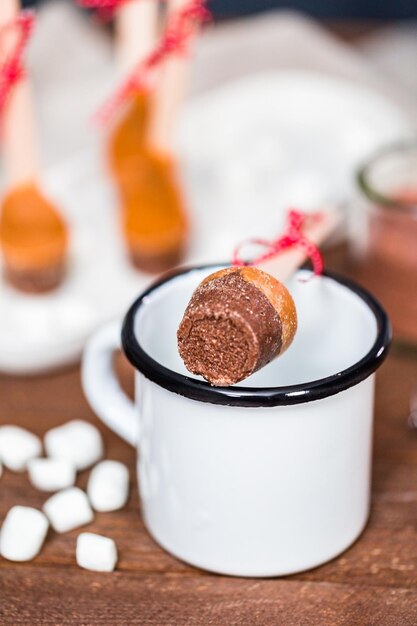 Avvicinamento. Cucchiaio di cacao caldo al caramello salato in tazza di metallo.