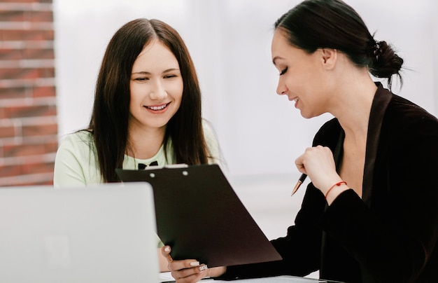 Avvicinamento. due donne d'affari che discutono di documenti