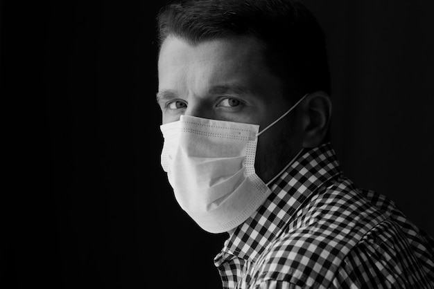 Avvicinamento. Equipaggi il fronte di chiusura con la mascherina medica che protegge dallo smog o dal virus.