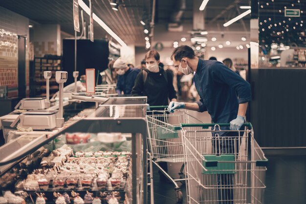 Avvicinamento. giovane che sceglie i prodotti in un supermercato. igiene e sanità