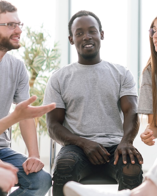 Avvicinamento. gruppo di giovani che litigano durante il seminario. affari e istruzione