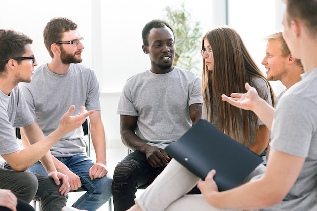 Avvicinamento. gruppo di giovani che litigano durante il seminario. affari e istruzione