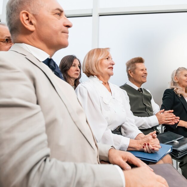 Avvicinamento. gruppo di imprenditori che vedono nella sala conferenze. affari e istruzione