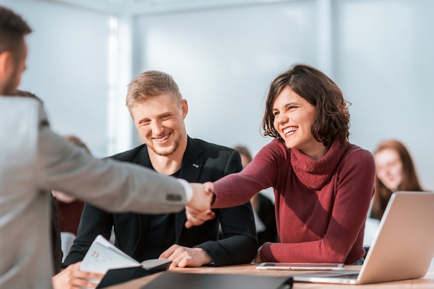 Avvicinamento. il Manager e il candidato si stringono la mano durante il colloquio