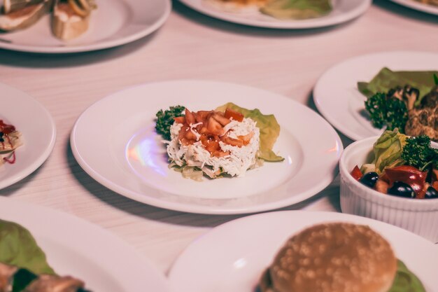 Avvicinamento. insalata fresca con pollo, formaggio e pomodori.