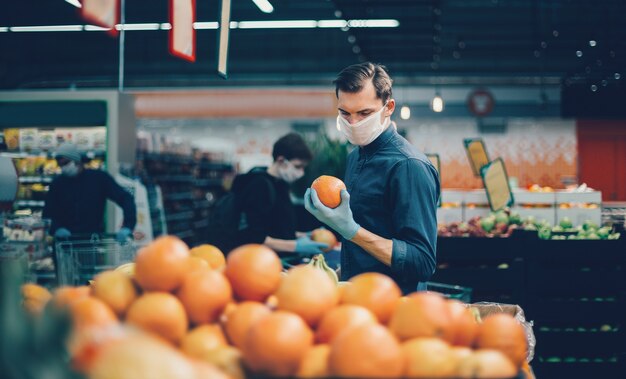 Avvicinamento. molte arance sullo scaffale del supermercato. igiene e assistenza sanitaria