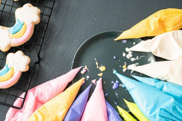 Avvicinamento. Sacchetti da pasticcere colorati con royal ising sulla tavola.