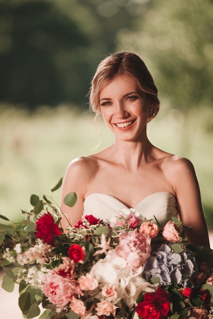 Avvicinamento. sposa felice con un mazzo di fiori