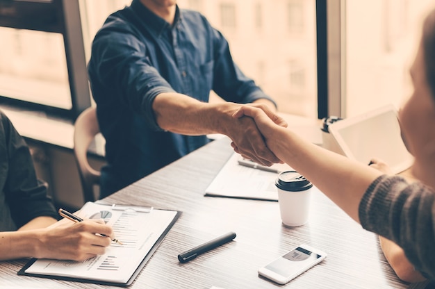 Avvicinamento. stretta di mano di uomini d'affari in ufficio. concetto di cooperazione.