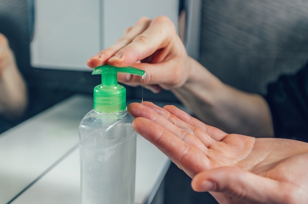 Avvicinamento. un giovane si lava le mani con il sapone.