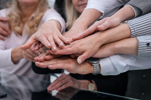 Avvicinamento. un gruppo di dipendenti che mostrano la loro unità. il concetto di lavoro di squadra