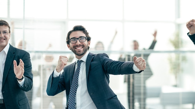 Avvicinamento. un gruppo di dipendenti di successo festeggia in ufficio.