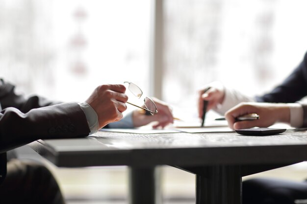 Avvicinamento. uomini d'affari che discutono di informazioni finanziarie .foto con spazio di copia