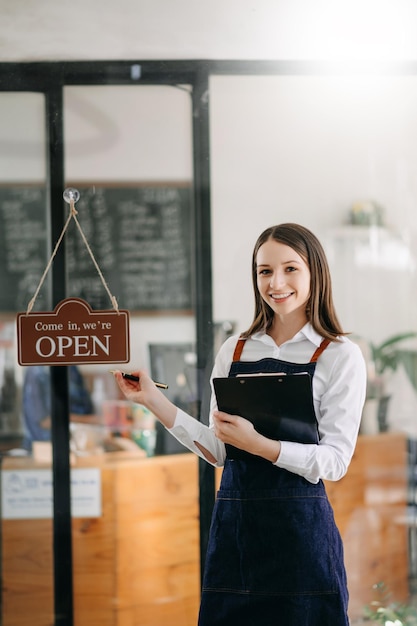 Avvio di successo piccolo imprenditore pmi donna stand con tablet in caffetteria ristorante donna barista cafe proprietario xA