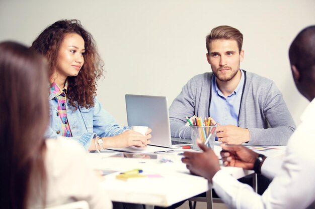 Avvio Diversità Lavoro di squadra Brainstorming Riunione ConcettoBusiness Team Collega Condivisione globale Economia Laptop Schermo graficoPersone che lavorano Pianificazione AvvioGruppo Giovani donne che guardano Relazione Ufficio