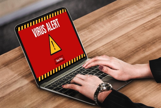 Avviso di avvertimento di virus sullo schermo del computer rilevato minaccia informatica moderna hacker virus informatici e malware