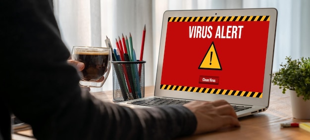 Avviso di avviso virus sullo schermo del computer rilevato una minaccia informatica modesta