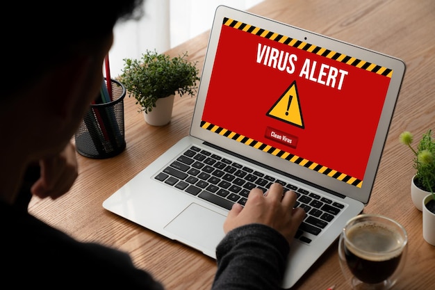 Avviso di avviso virus sullo schermo del computer rilevato una minaccia informatica modesta