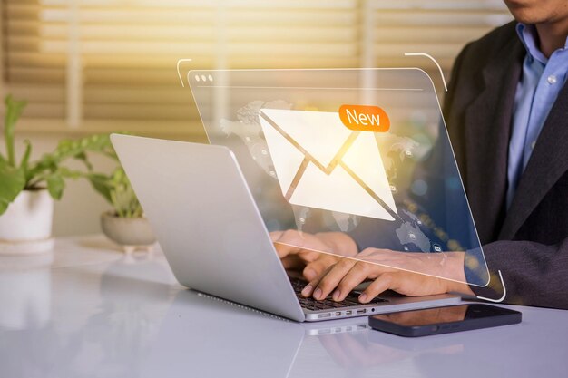 Avviso di e-mail sul portatile Imprenditore che invia e-mail o newsletter digitali da casa a messaggio di connessione di comunicazione sul posto di lavoro globale