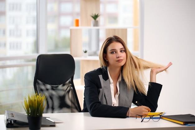 Avvocato di successo rilassato e sognante donna d'affari che riposa nel suo posto di lavoro.