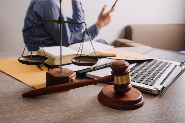 Avvocato maschio che lavora con documenti contrattuali e martelletto di legno su tabel nel concetto di giudice di corte di giustizia e avvocato di tribunale